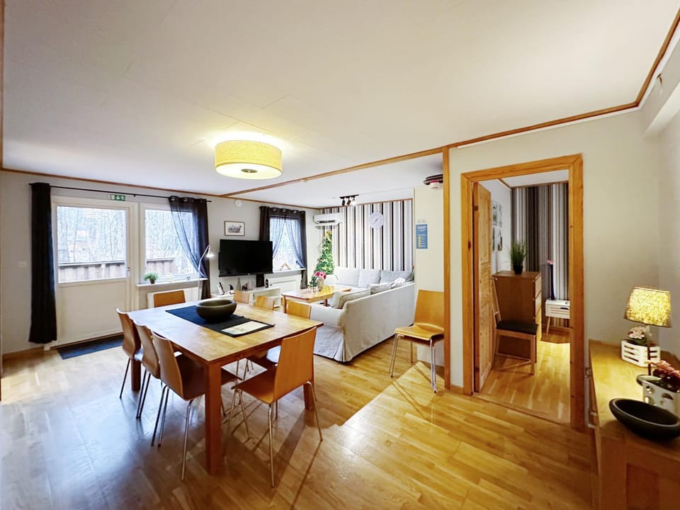 Communal lounge/ TV room, TV and multimedia, Living room, Seating area, Dining area, Evening entertainment