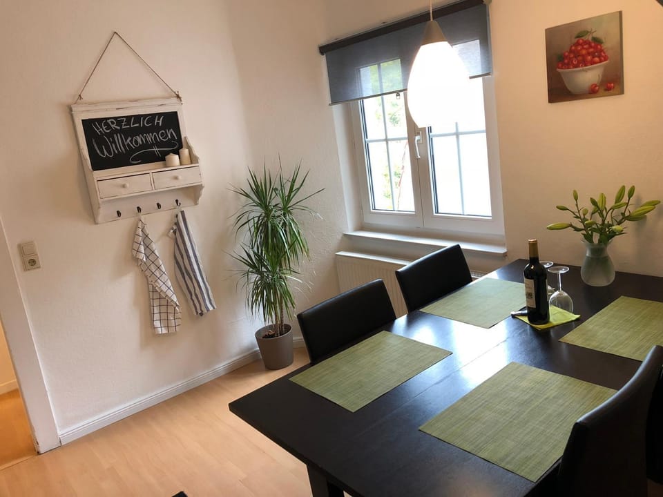 Kitchen or kitchenette, Seating area