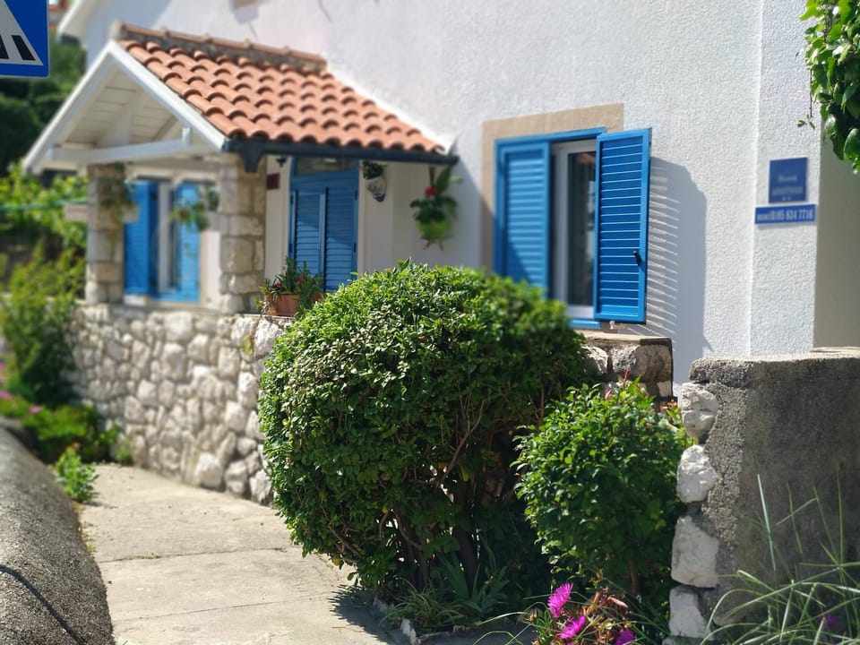 Property building, Facade/entrance, Off site, Children play ground, Sea view, Street view, Location, Sunrise, Sunset, Quiet street view, locker