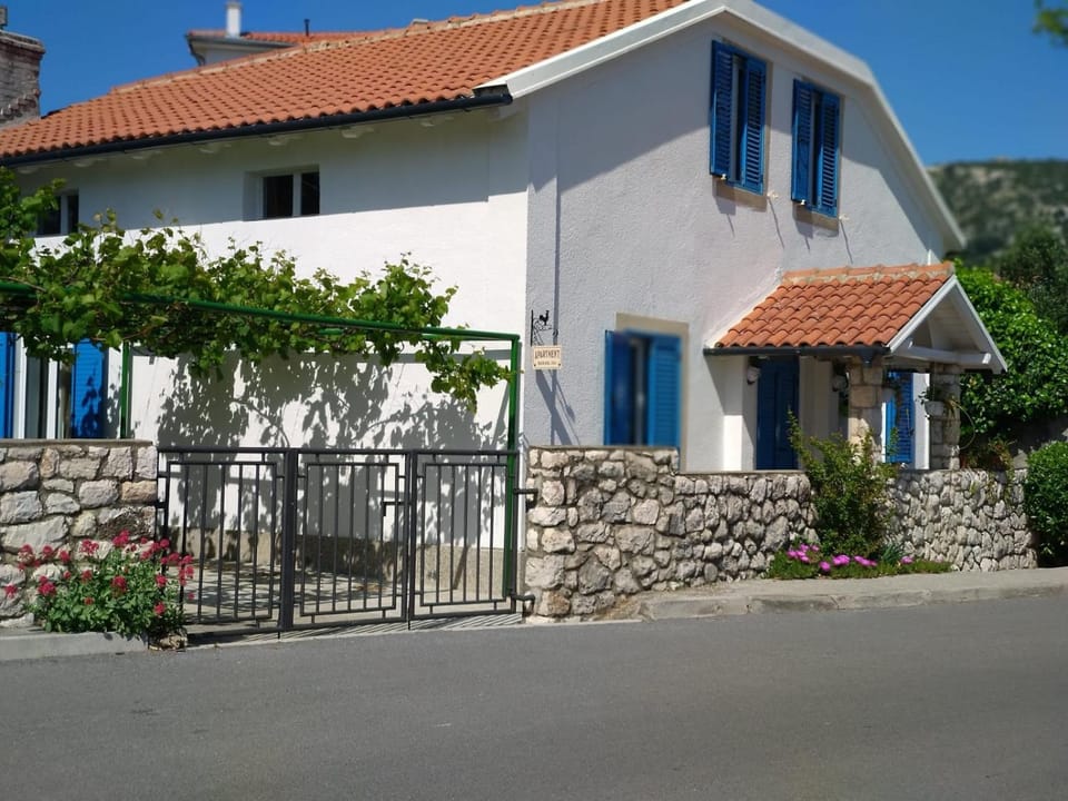 Property building, Facade/entrance, Off site, Sea view, Street view, Location, Sunrise, Sunset, Quiet street view, Parking, locker