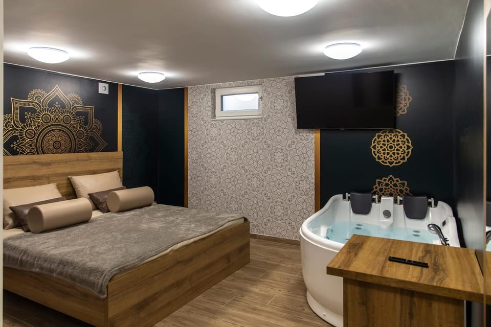 Property building, Bed, Hot Tub, TV and multimedia, Spa and wellness centre/facilities, Bath