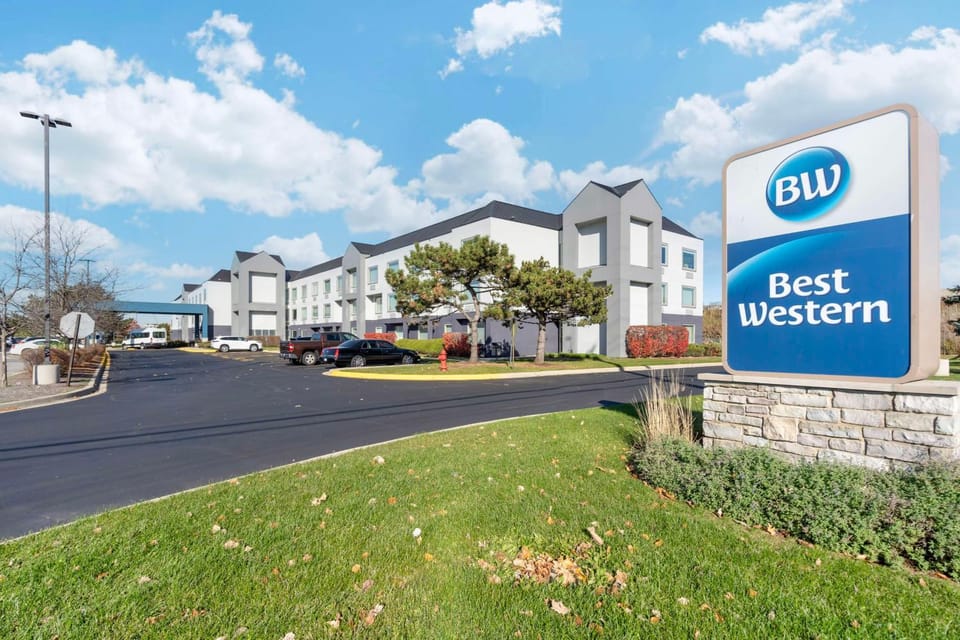 Property building, Property logo or sign, Neighbourhood, Street view, Location, Parking