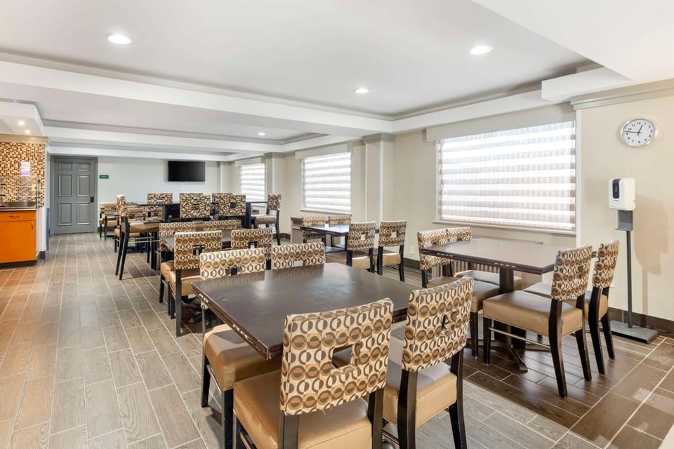 Seating area, Breakfast