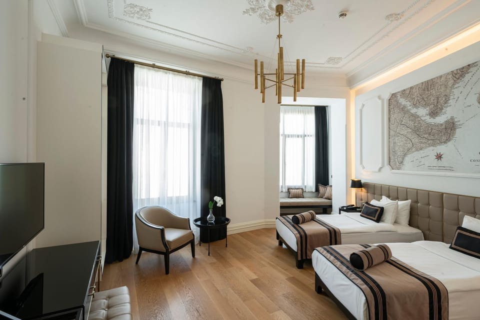 Bed, TV and multimedia, Photo of the whole room, Bedroom, Landmark view