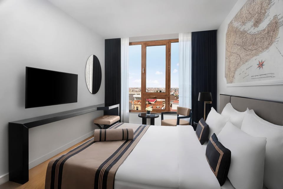 Bed, TV and multimedia, View (from property/room), Bedroom, City view, Quiet street view