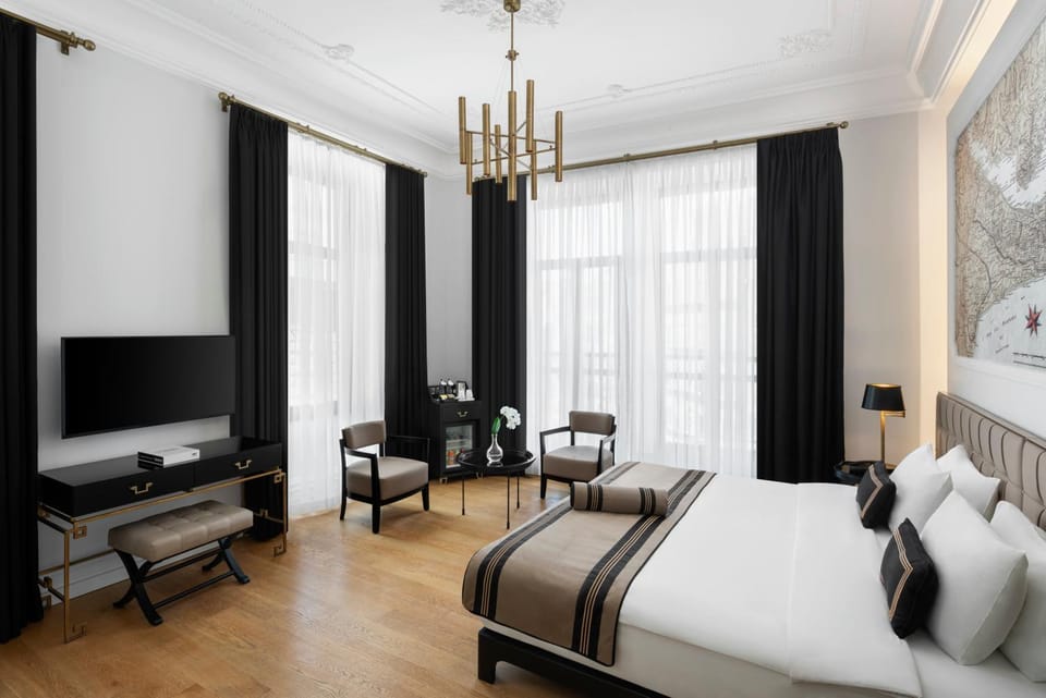 Bed, TV and multimedia, Coffee/tea facilities, Balcony/Terrace, Photo of the whole room, Decorative detail, City view, Landmark view, Street view