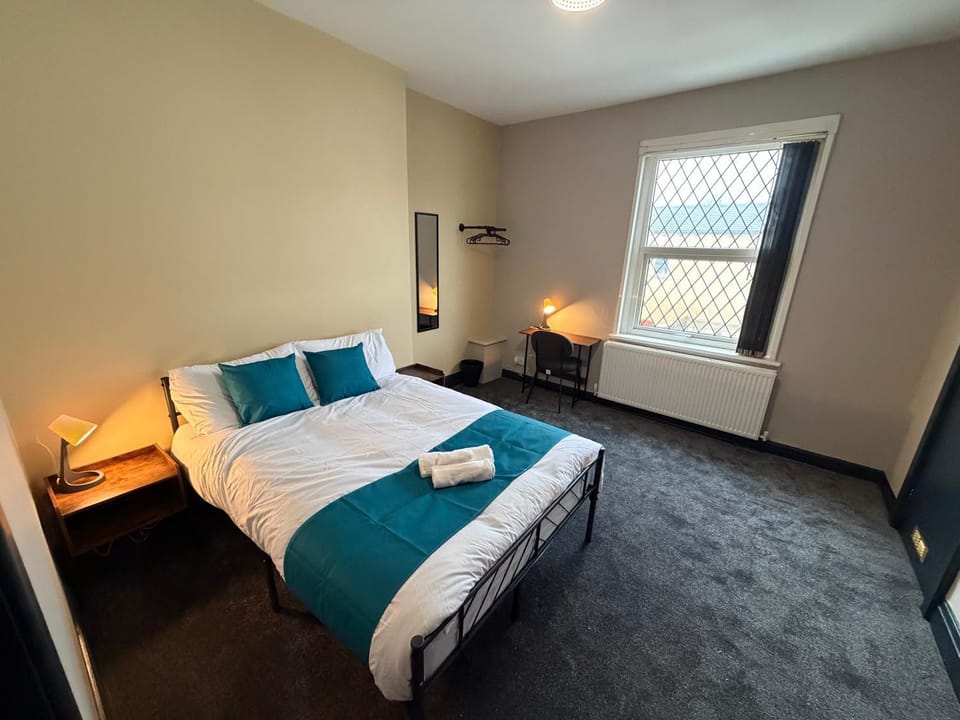 Bed, Photo of the whole room, Bedroom, towels