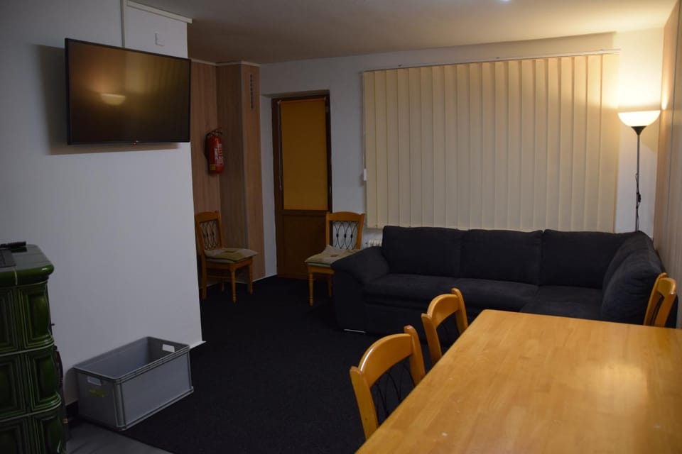 TV and multimedia, Kitchen or kitchenette, Living room, Photo of the whole room, Seating area