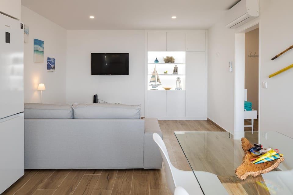 Ocean View Balcony Carcavelos Beach 2-min Walk, AC Apartment in Carcavelos