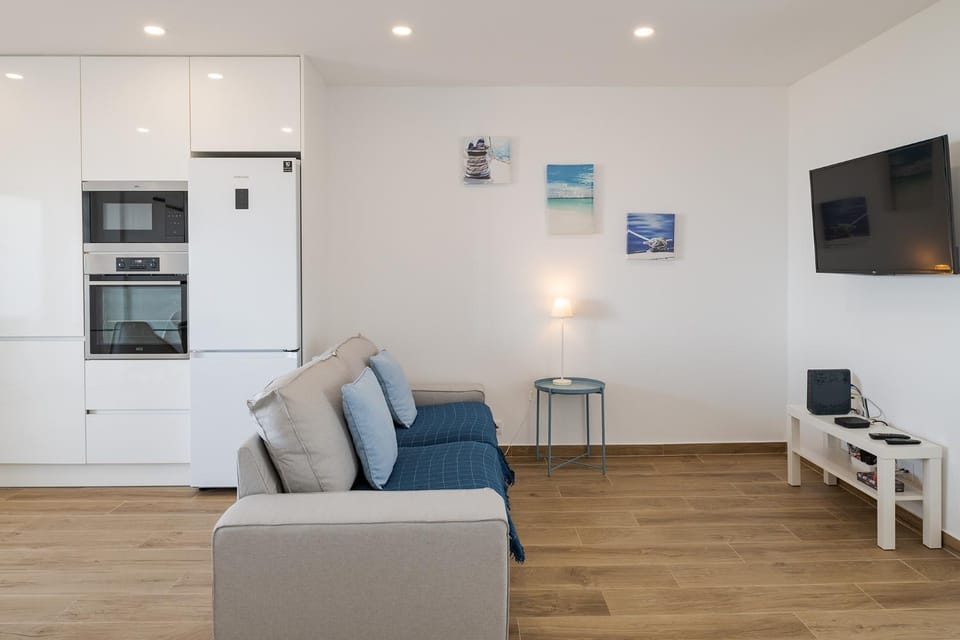 Ocean View Balcony Carcavelos Beach 2-min Walk, AC Apartment in Carcavelos