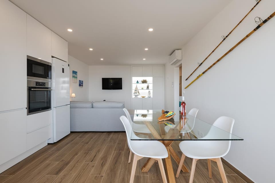 Ocean View Balcony Carcavelos Beach 2-min Walk, AC Apartment in Carcavelos