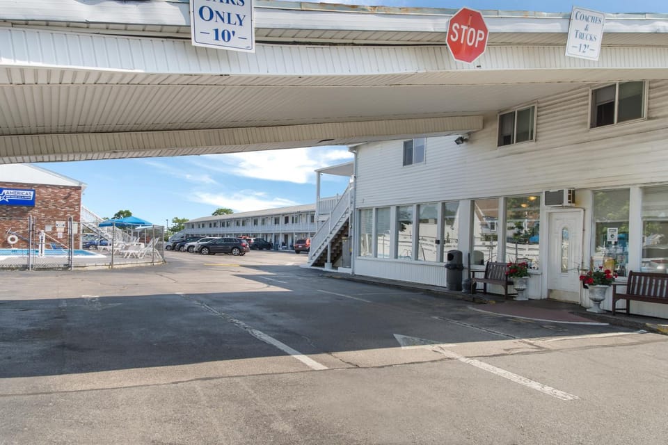 Americas Best Value Inn Hyannis Motel in Hyannis
