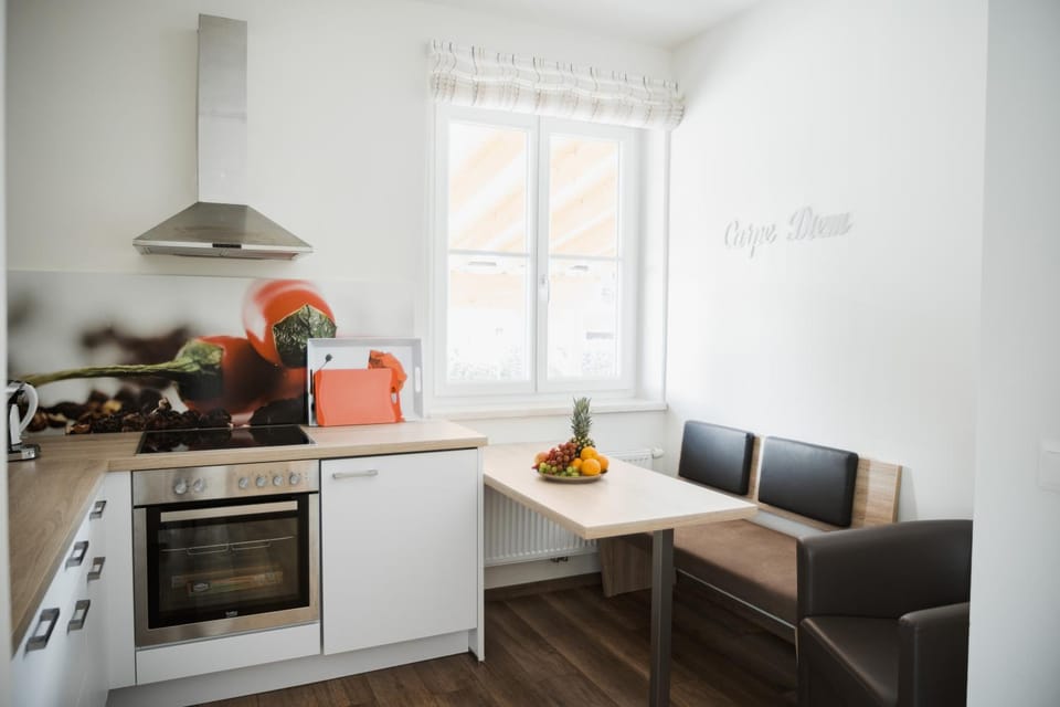 Kitchen or kitchenette, Seating area, Dining area, pet friendly, stove