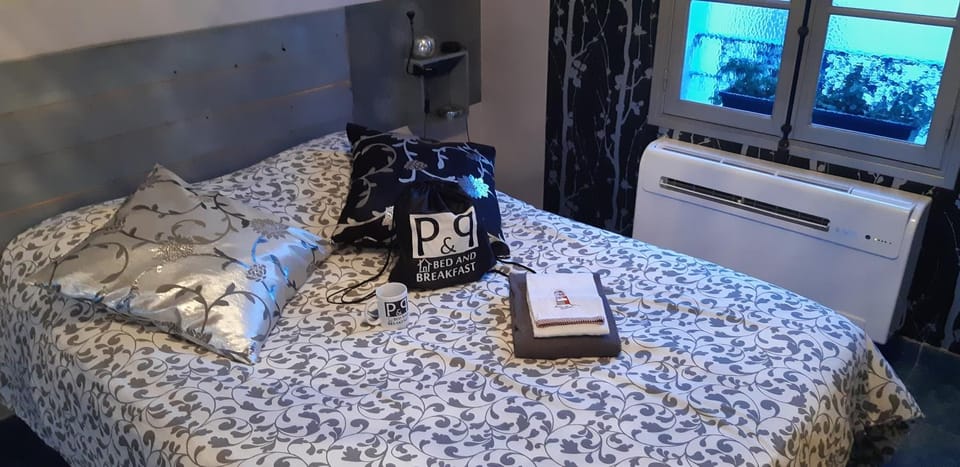 Bed, Day, Photo of the whole room, Decorative detail, Bedroom, On site, City view, Street view