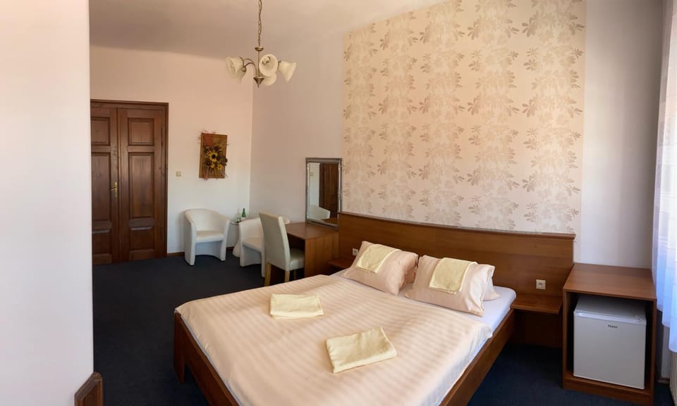 Bed, Seating area