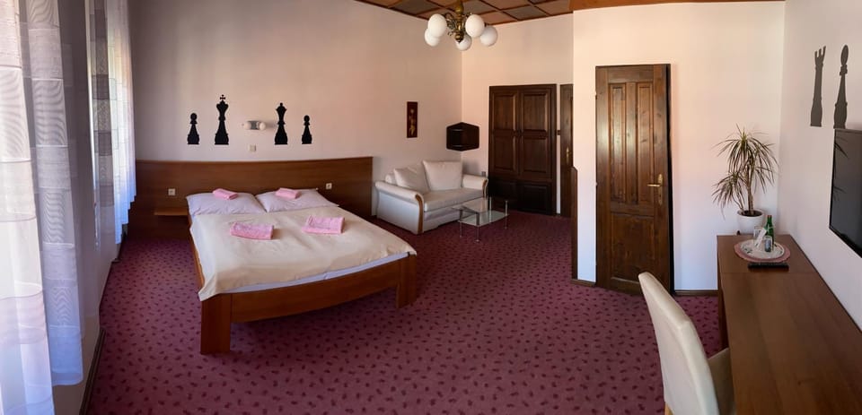 Bed, Seating area