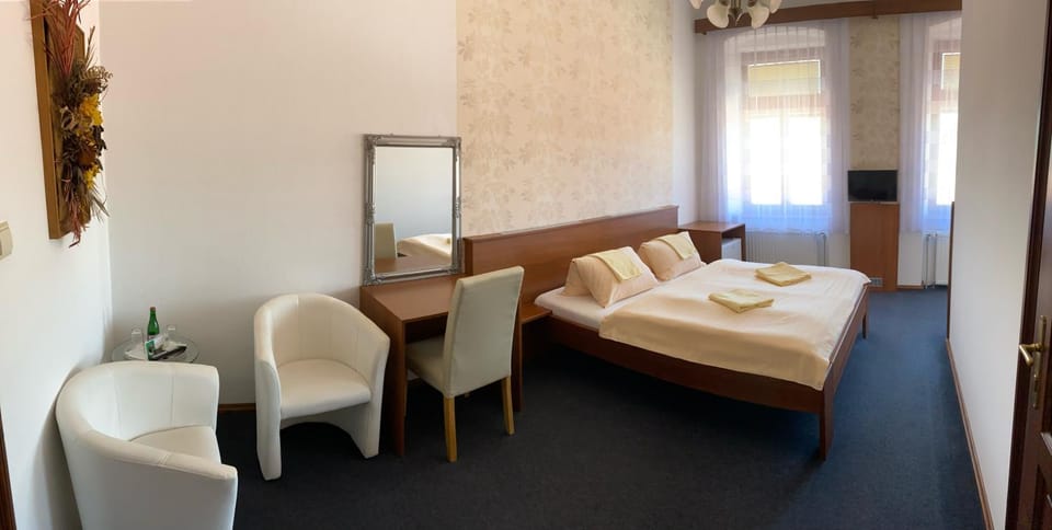 Bed, Seating area