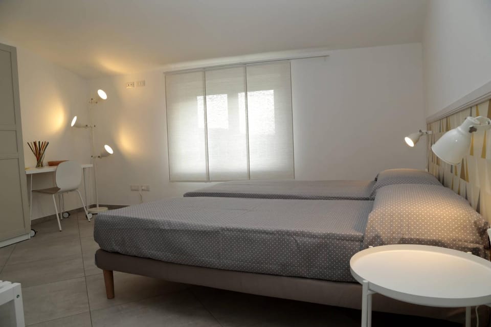 Photo of the whole room, Bedroom