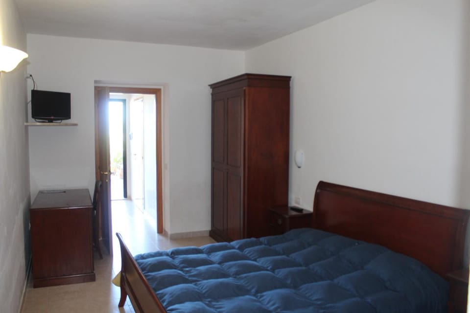 Shower, Patio, Patio, Restaurant/places to eat, Communal lounge/ TV room, Spring, Winter, Summer, BBQ facilities, BBQ facilities, Fishing, Fishing, Garden, Garden, Golfcourse, Golfcourse, Horse-riding, Horse-riding, Library, Library, Minigolf, Minigolf, Snorkeling, Snorkeling, Squash, Squash, Bathroom, TV and multimedia, Coffee/tea facilities, Balcony/Terrace, Balcony/Terrace, Kitchen or kitchenette, Lobby or reception, Lounge or bar, Banquet/Function facilities, Seating area, Dining area, Beach, Aqua park, Tennis court, Tennis court, Windsurfing, Windsurfing, Canoeing, Canoeing, Hiking, Hiking, Cycling, Cycling, Diving, Diving, Bedroom, Communal kitchen, Autumn, On site, City view, Garden view, Landmark view, Sea view, Sports, Sports, young children, older children, group of guests