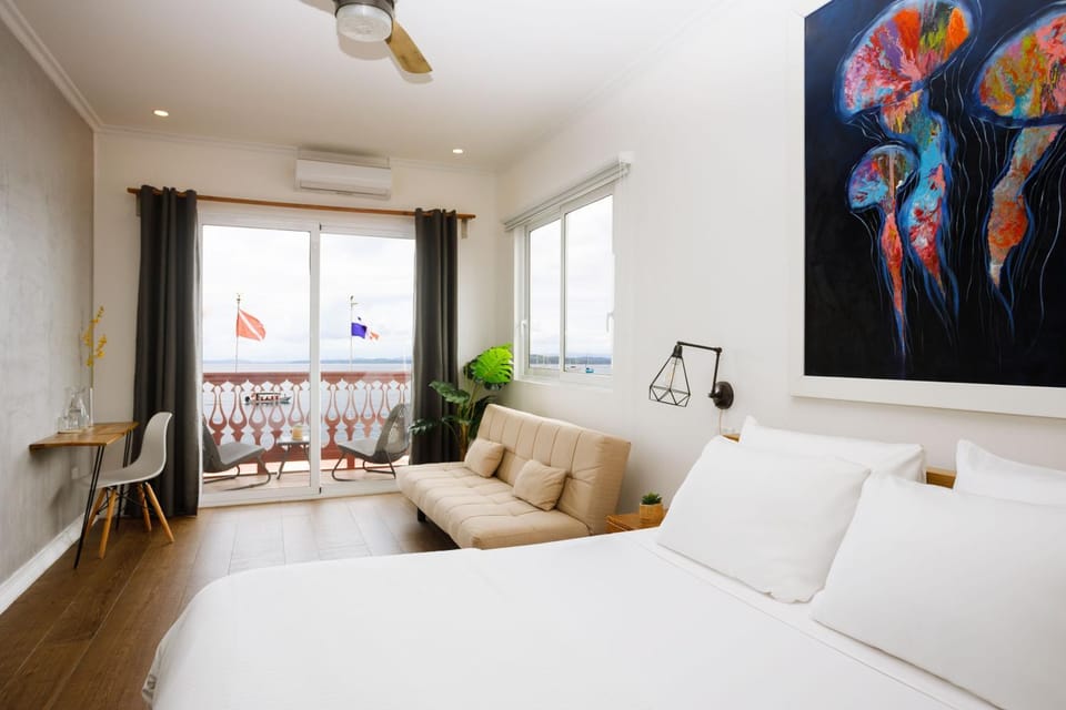 Bed, Living room, Seating area, Bedroom, fireplace, air conditioner