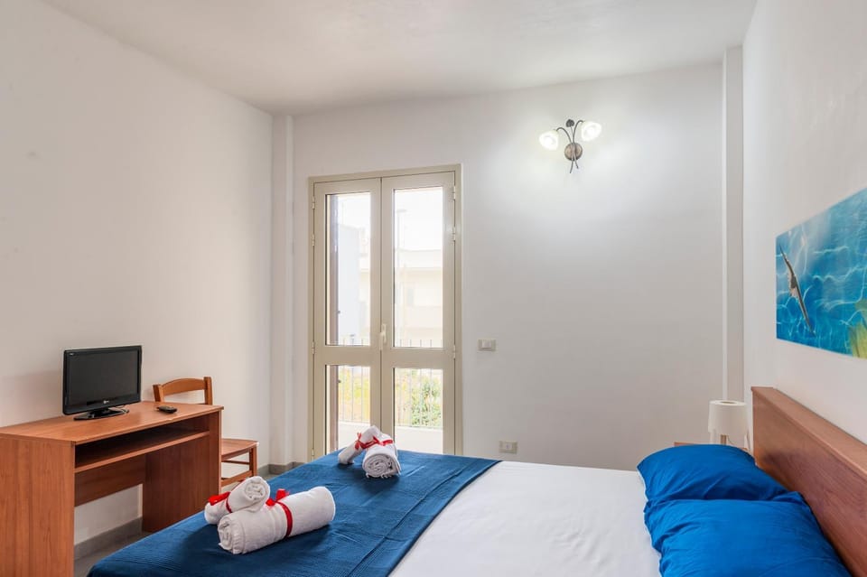 Communal lounge/ TV room, Bed, TV and multimedia, Photo of the whole room, Evening entertainment, Bedroom