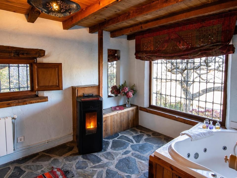 Bed, Natural landscape, Hot Tub, Photo of the whole room, Bedroom