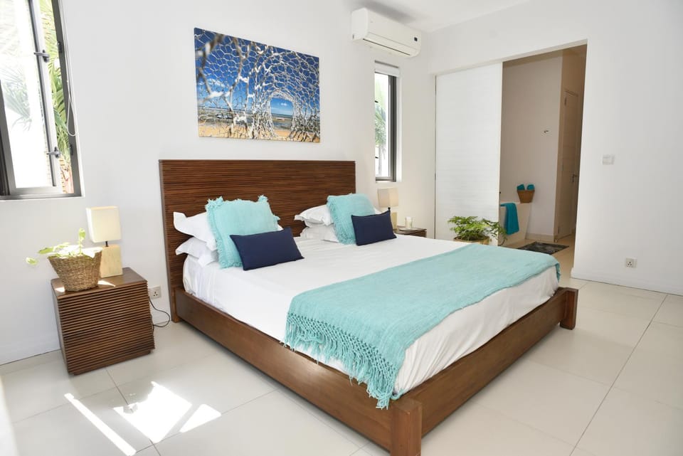 Photo of the whole room, Bedroom, air conditioner