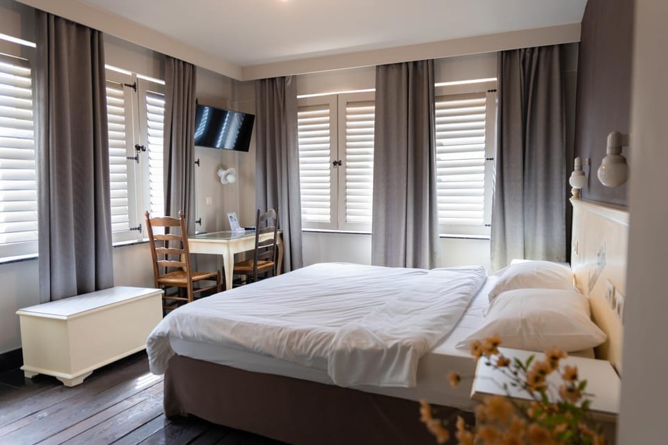 Bed, TV and multimedia, Bedroom