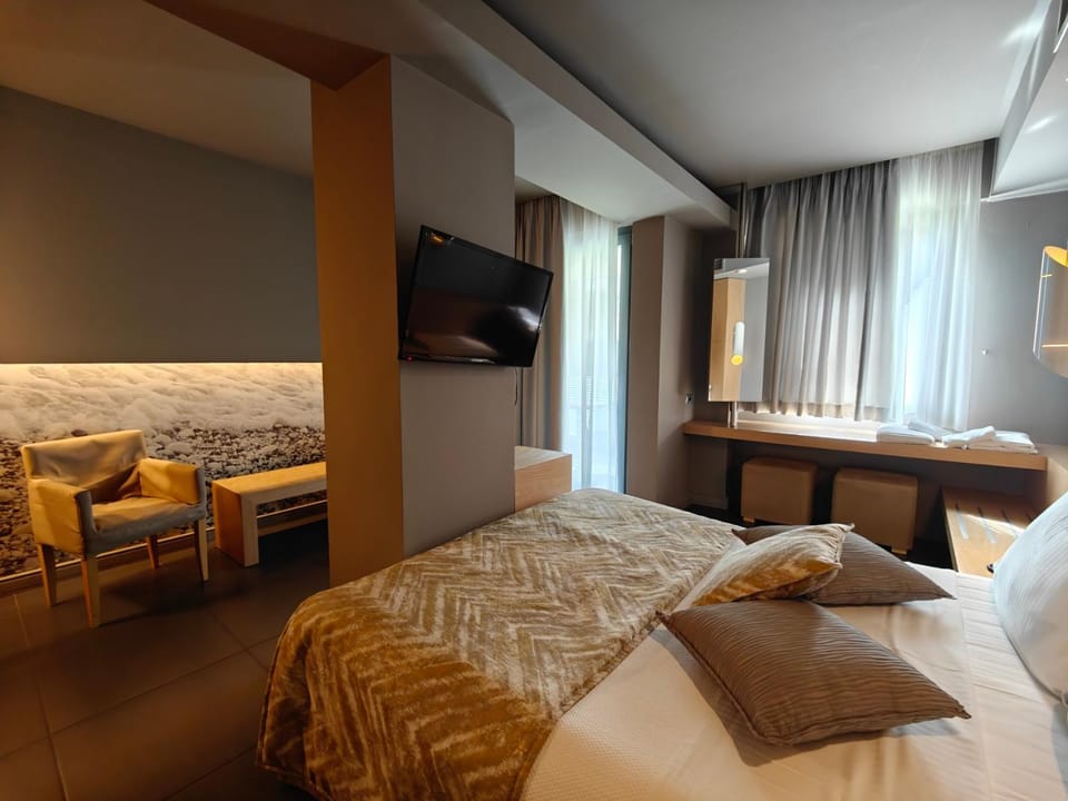 Bed, TV and multimedia, Photo of the whole room, Seating area