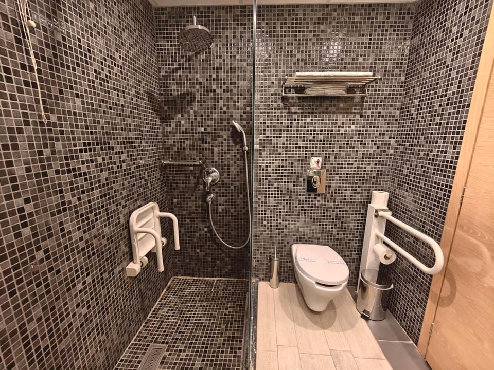 Shower, Toilet, acessibility