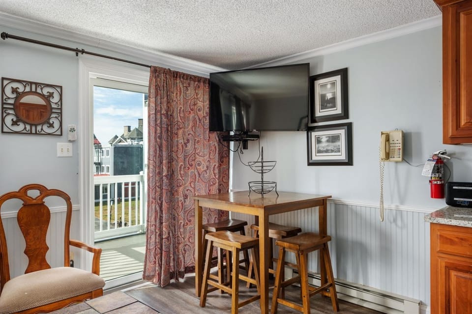 ML 345 Ski-InOut Slope Views Sleeps 6 Steps to Ballhooter Apartment in Snowshoe