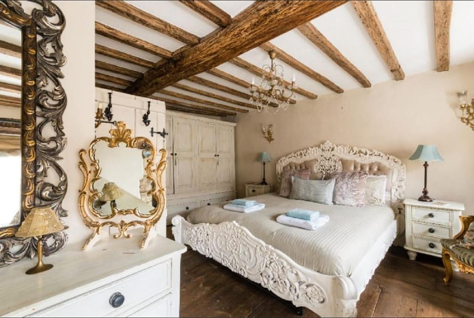 Tudor Cottage House in Cotswold District