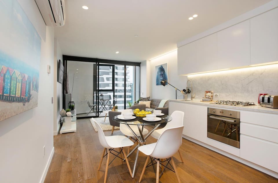 Kitchen or kitchenette, Dining area