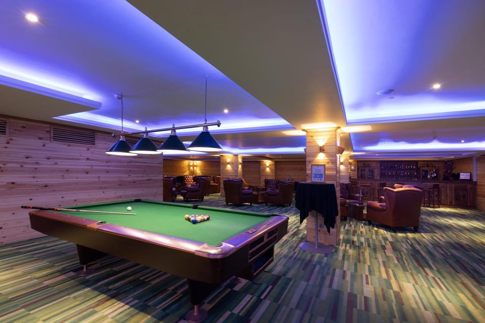 Billiard, Game Room, Lounge or bar