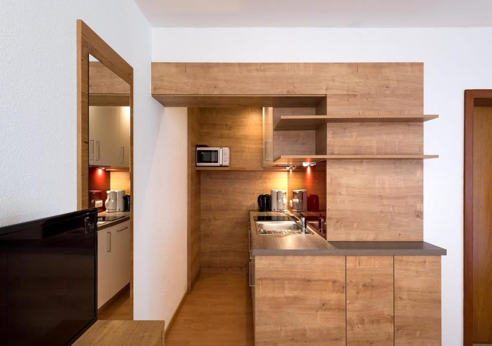 Coffee/tea facilities, Kitchen or kitchenette, Living room, Dining area
