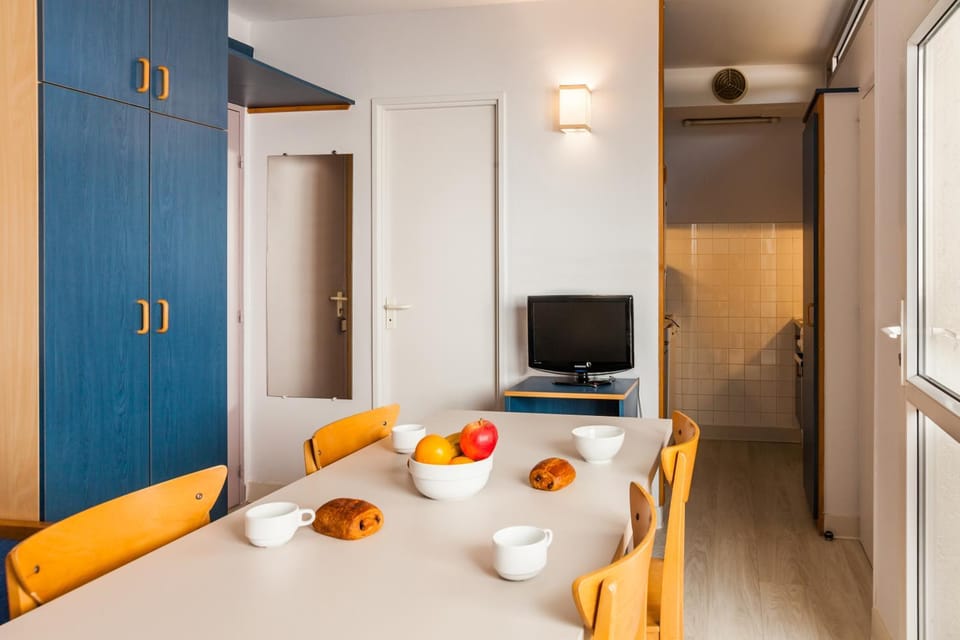 Bed, TV and multimedia, Kitchen or kitchenette, Living room, Food and drinks, Photo of the whole room, Seating area, Dining area, Bedroom, Food