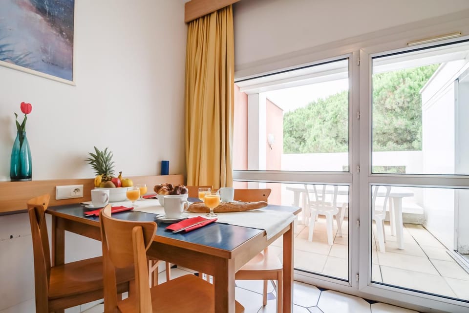 Patio, View (from property/room), Balcony/Terrace, Living room, Food and drinks, Seating area, Dining area, Food, Breakfast