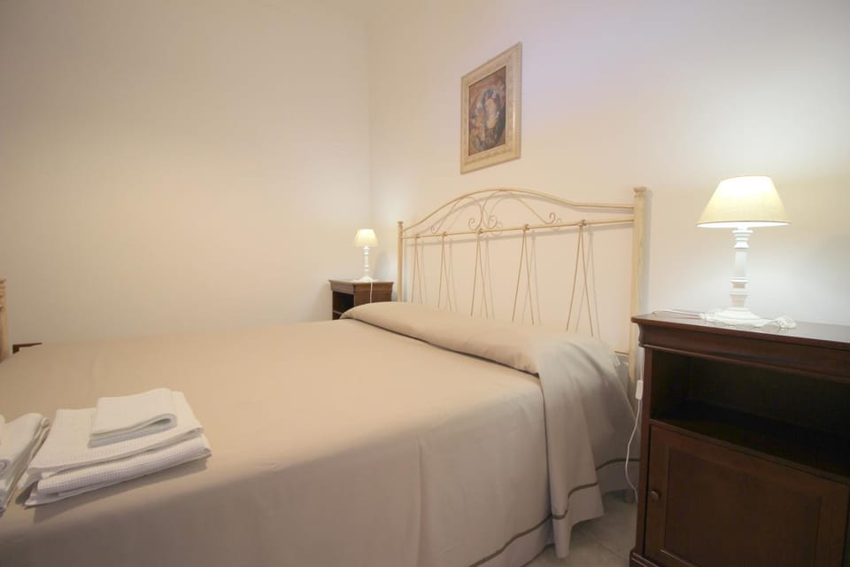 Photo of the whole room, Bedroom, towels