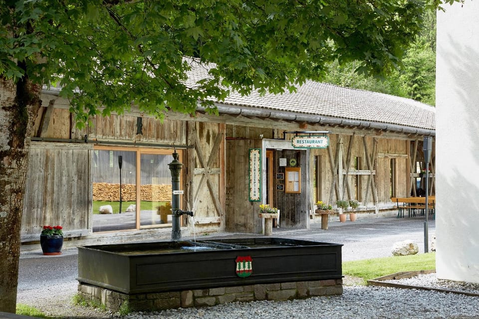 Restaurant/places to eat, Facade/entrance, Day, Summer, On site