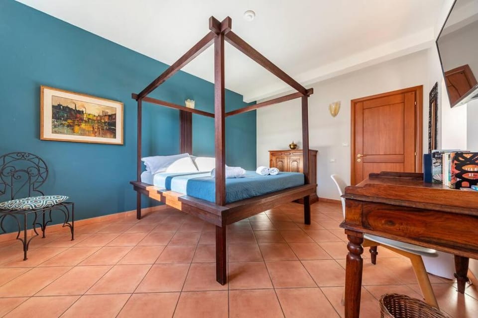 Bed, Bedroom, hair dresser