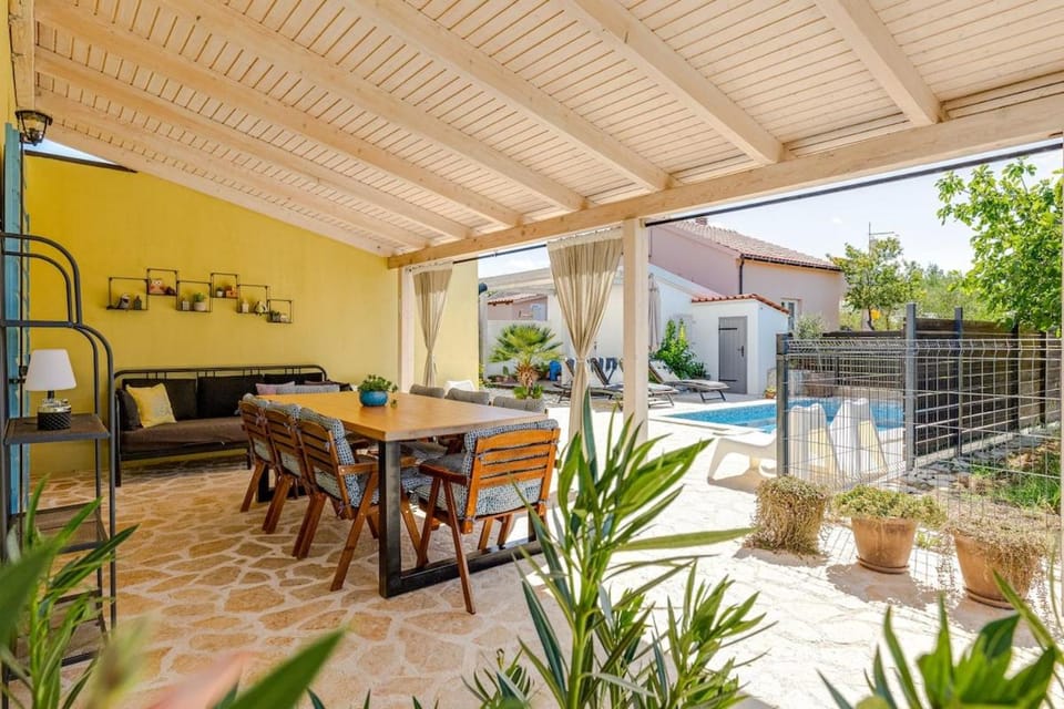 Patio, Day, Garden, Balcony/Terrace, Balcony/Terrace, Seating area