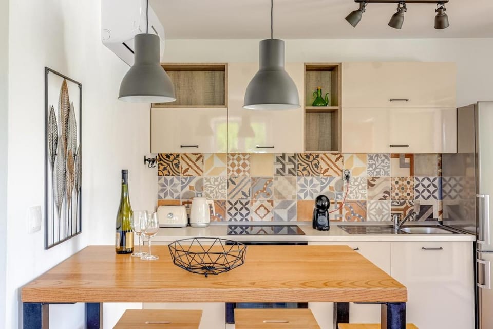 Kitchen or kitchenette, Dining area, dishwasher, stove