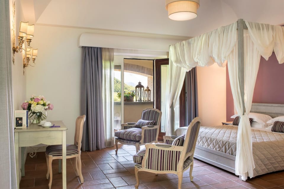 Bed, Natural landscape, Balcony/Terrace, Photo of the whole room, Seating area, Bedroom