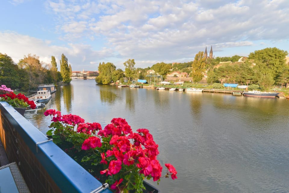 Nearby landmark, City view, River view