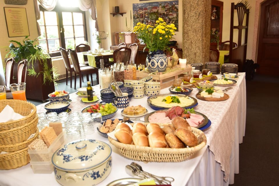 Restaurant/places to eat, Buffet breakfast