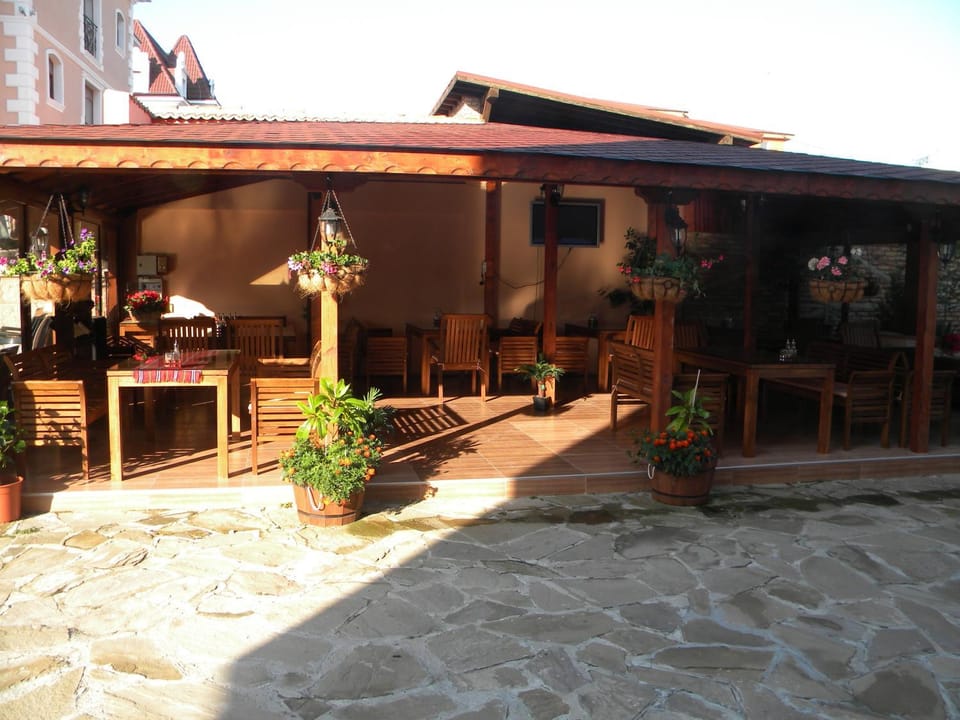 Property building, Restaurant/places to eat, Day