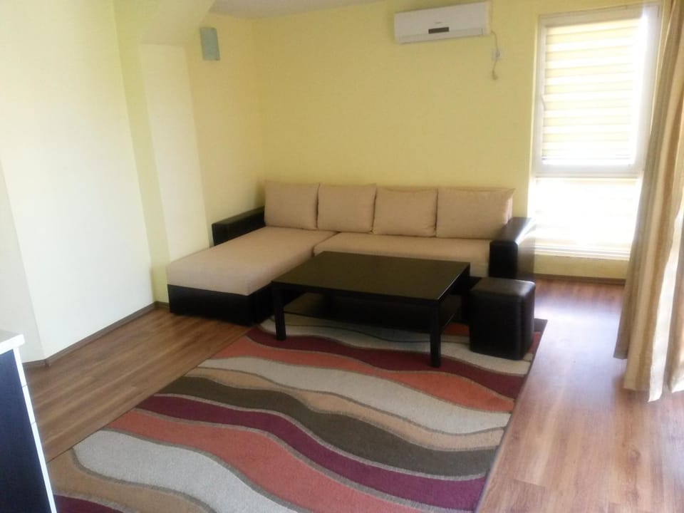 Communal lounge/ TV room, Living room, Seating area, air conditioner