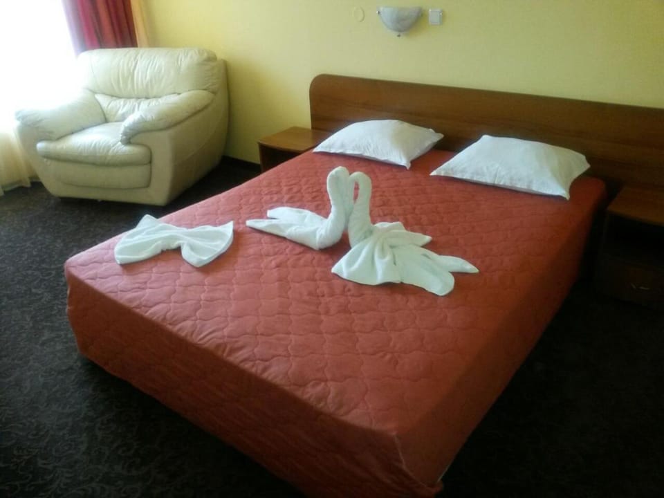 Bed, Seating area, Bedroom, towels