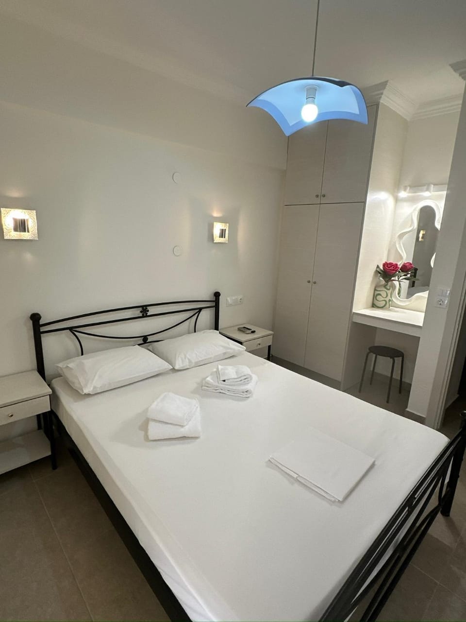 Photo of the whole room, Bedroom