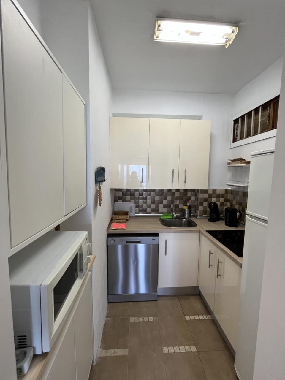 Kitchen or kitchenette, dishwasher, stove